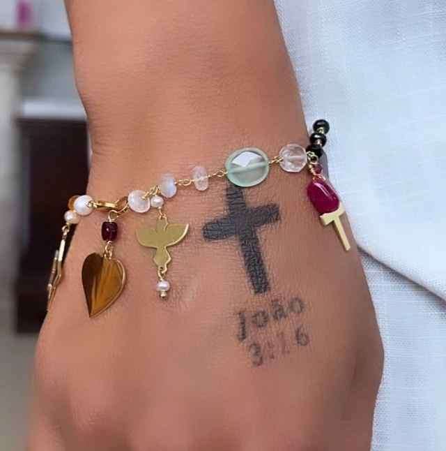 Pulseira História De Cristo em uso no pulso